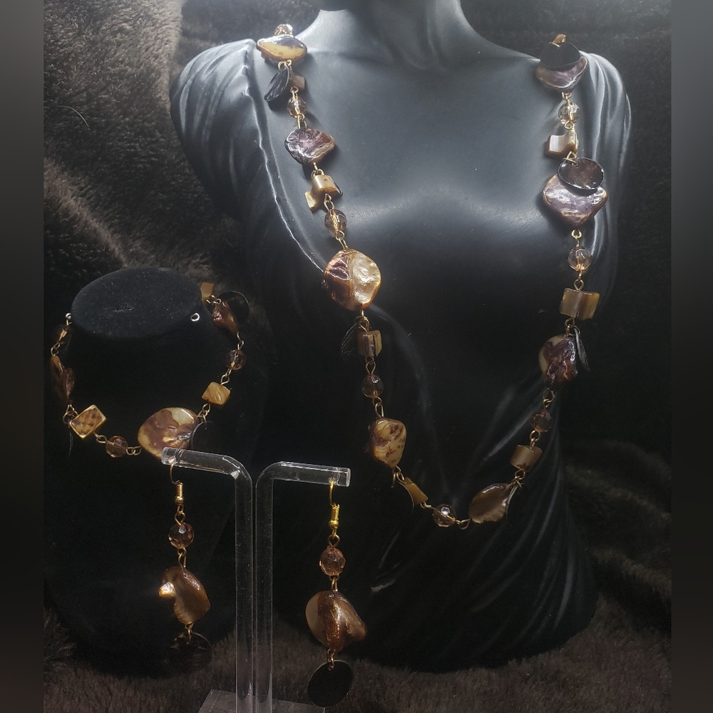Necklace, earrings and bracelet made of mother of pearl in beautiful tone.